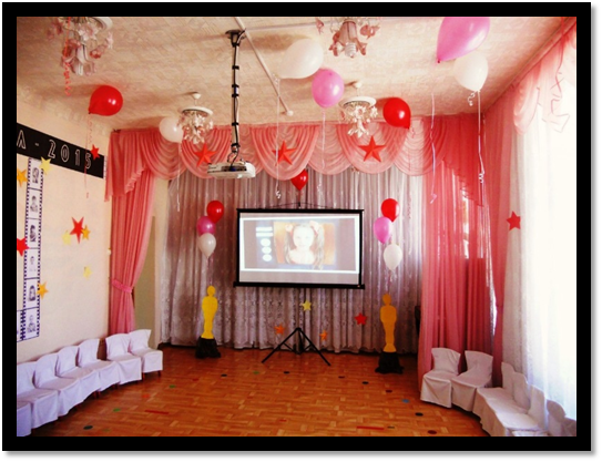 Потолок украшен воздушными шарами розового, красного и белого цвета