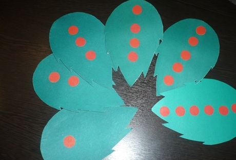 Картонные полоски и листики с наклеенными кружками от 1 до 10, картонные бабочки.
