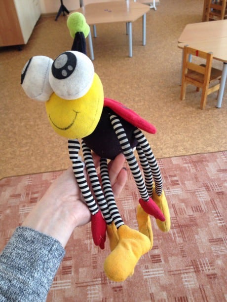 Воспитатель берет игрушку «Жук» и предлагает детям потанцевать с жуком под песню «Добрый жук».