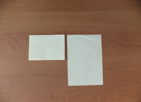 Сложив лист бумаги пополам, необходимо нарисовать контур задуманной одежды.