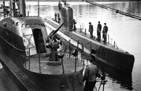 На заводах ремонтировали корабли и подводные лодки, защищали Архангельск от бомбардировок.