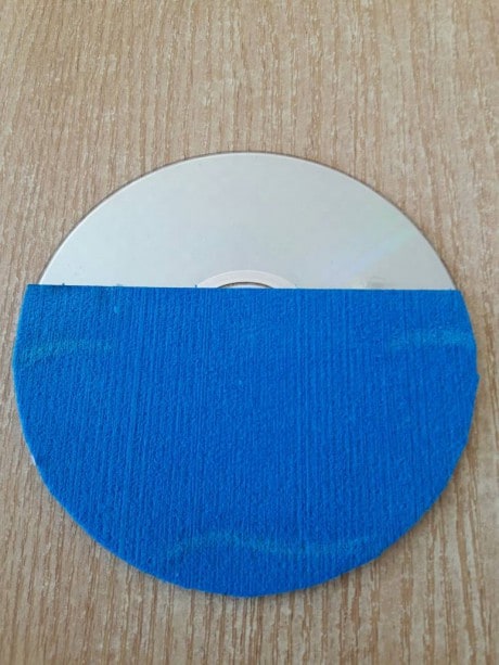 Оклеим СД диск синим цветом , так, чтобы диск был закрыт на ¾.