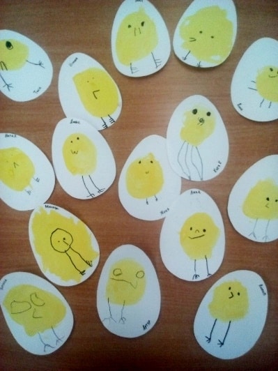 Дети подходят к столам и рисуют цыплят.