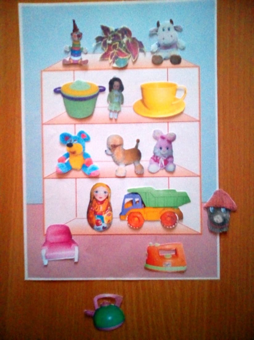 Дети раскладывают картинки ( например, нужно поставить кастрюлю на верхнюю полку, чайник ниже кастрюли и т.д.).