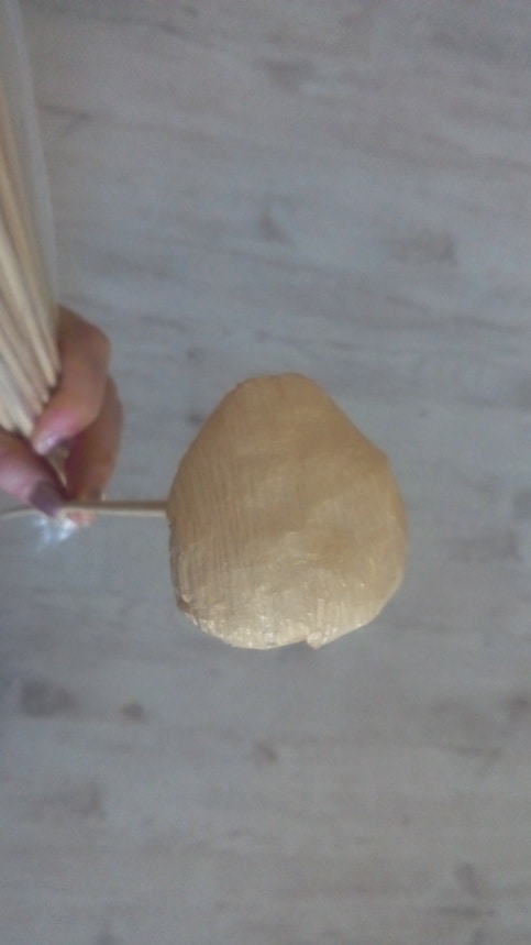 Далее берем для ствола любые палки, я взяла шпажки деревянные, но можно и просто веточки.