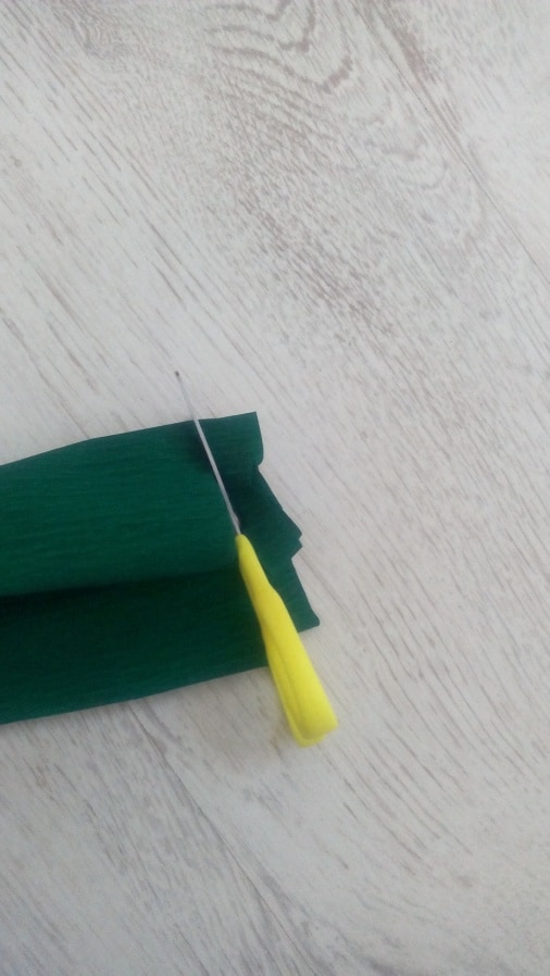 От креповой бумаги отрезаем полосы и спиралью обматываем ствол и приделываем листочек.