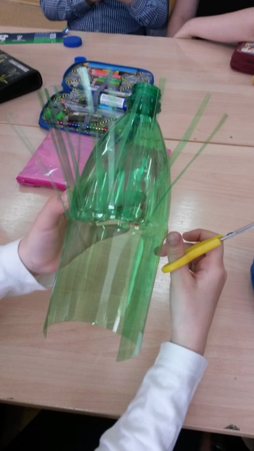 Изготовление поделок из пластиковых бутылок на территории школьного двора, АРТ-объекта «Цветник».
