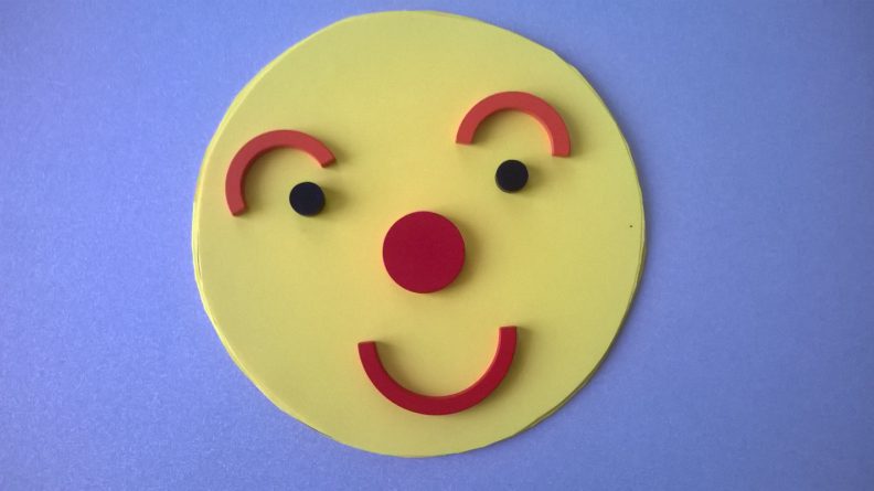 Дети использовали набор «Узоры. Дымковская игрушка» для обозначения частей лица.