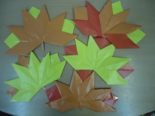 Выполняли осенние поделки с помощью оригами
