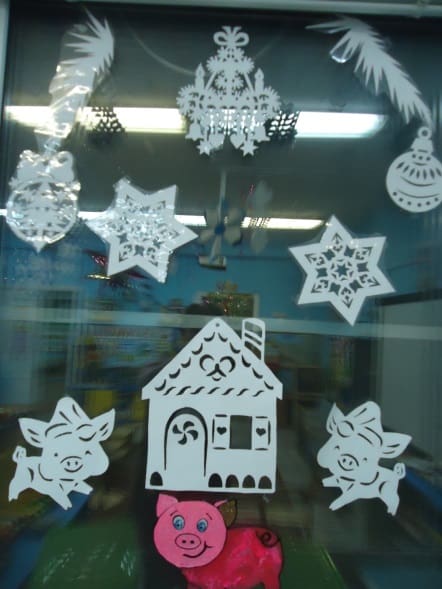 Дети группы «Колокольчик» с удовольствием готовились к новогоднему чуду. Совместно с родителями украшали группу, создавали зимние сюжеты на окнах.