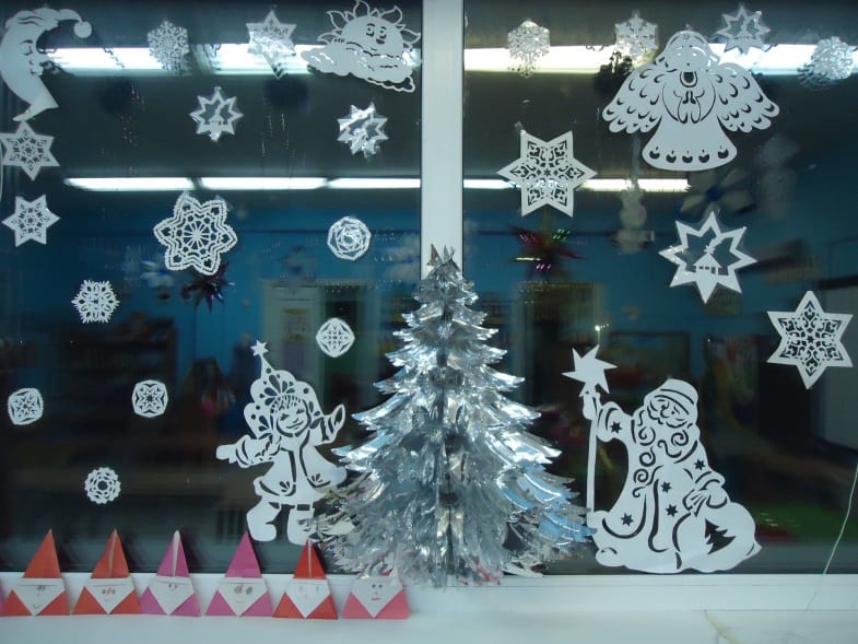 Дети группы «Колокольчик» с удовольствием готовились к новогоднему чуду. Совместно с родителями украшали группу, создавали зимние сюжеты на окнах.