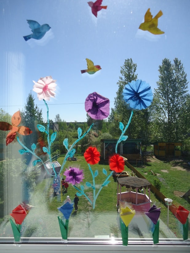 Украсили и окна: бабочек помогали выстригать родители, цветы на окне выстригали дети под руководством воспитателя.