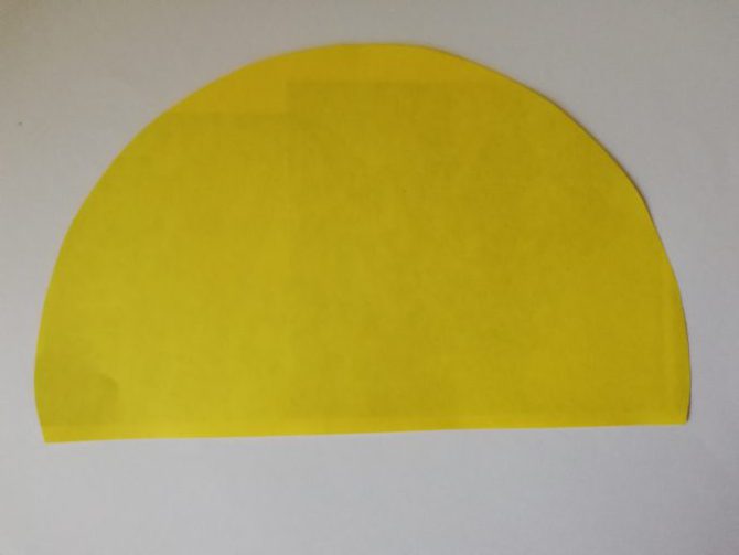 Луну обводим и вырезаем по контуру из бумаги желтого цвета.