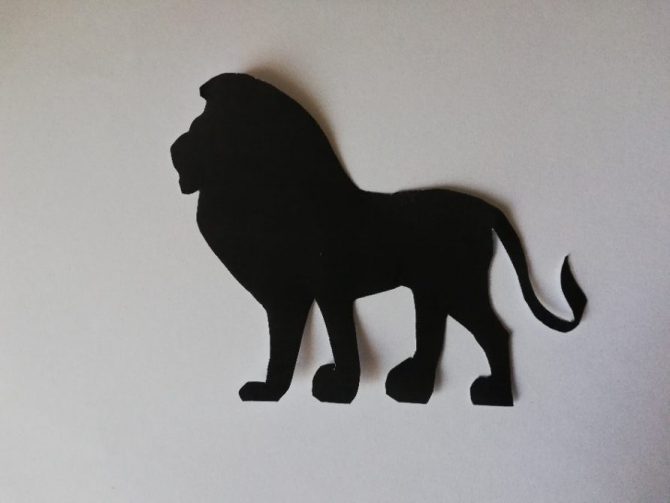 Льва вырезаем из бумаги черного цвета.