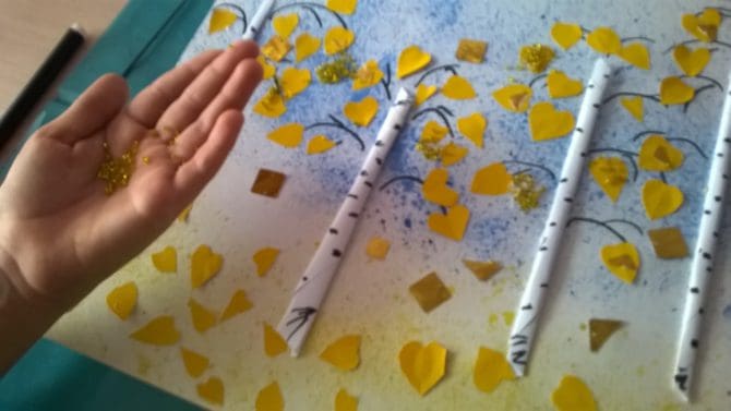 Аппликация «Золотая осень» из бумаги, бисера и пайеток. С помощью клея украшаем работу бисером.