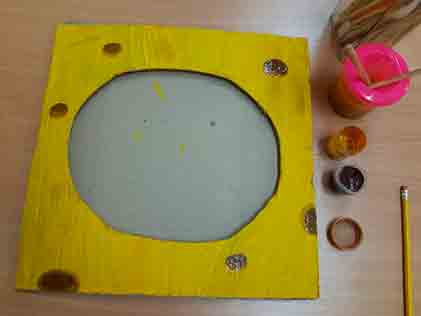Мастер-класс для детей 6-7 лет: Затем рисуем коричневые «сырные дырочки» с двух сторон (фото №4). Затем нужно их обвести фломастером для четкости линий.
