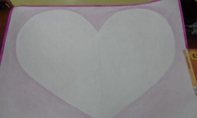 На ватмане рисуем большое сердце. Мастер-класс поздравительной открытки на 8 марта для детей 5-6 классов.