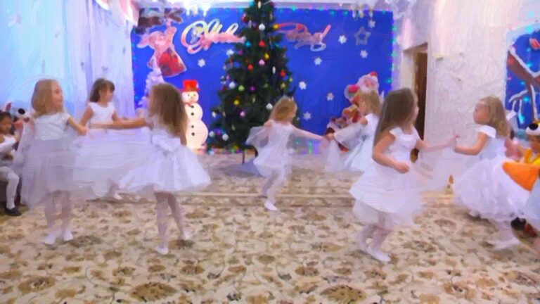 Новый год в детском саду. Танец Снежинок
